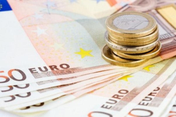 Moneda naţională s-a depreciat vineri la 4,5360 lei/euro